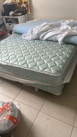 Queen mattress + box spring + bed