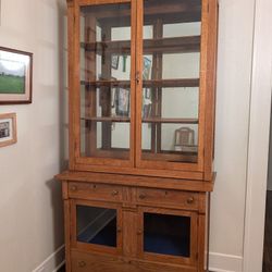 Beautiful Oak Hutch, Table And 6 Dining Chairs