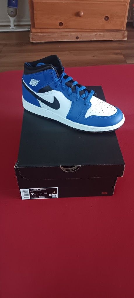 Air Jordan 1 Mid (GS) Size 7y
