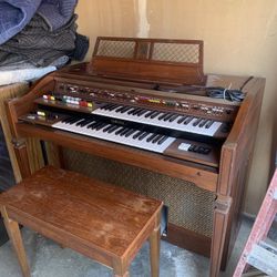 Yamaha Electric Home Organ With Bench.
