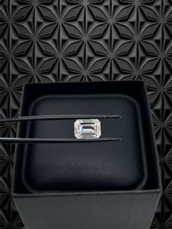 Emerald shape Certified lab-Grown diamond