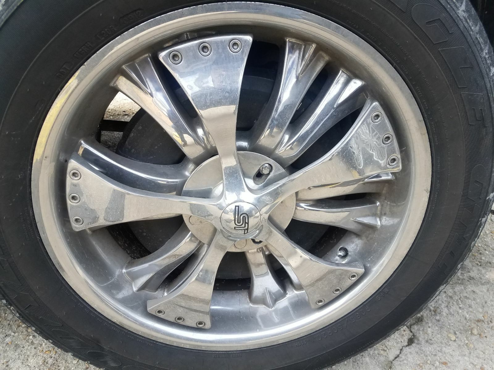 20 in 6 lug spinner wheels tire size 285 50 R20 in great condition