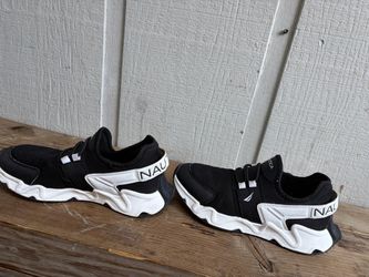 Náutica Boy shoes size 5