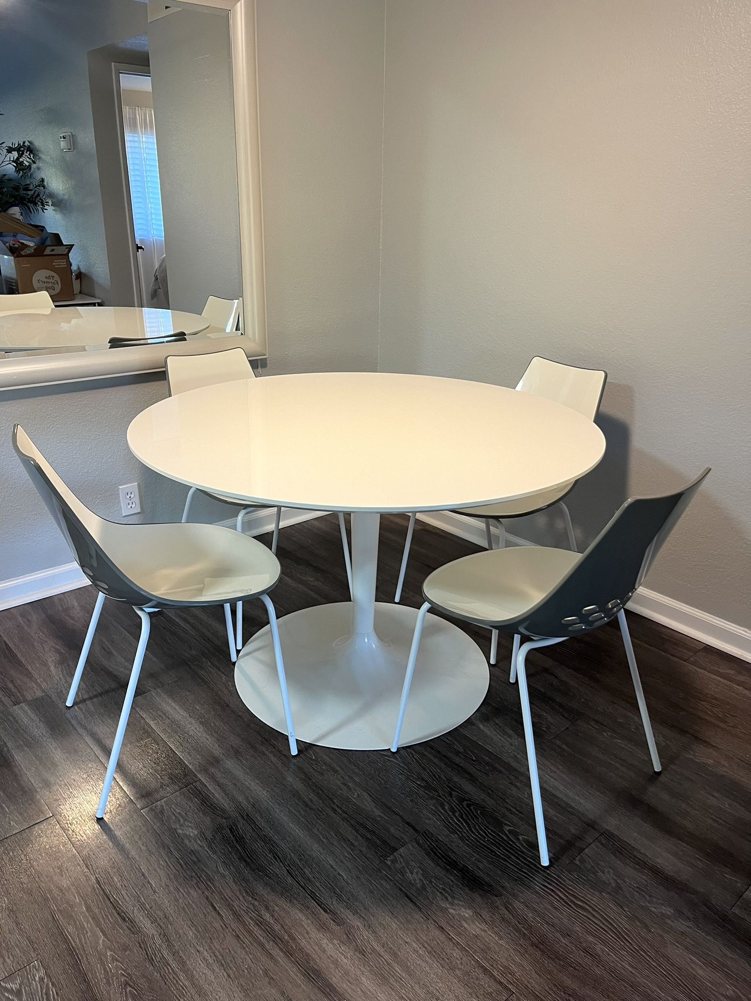 Round Tulip Dining Table with Chairs