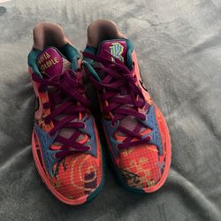 Kyrie 4 Low “ 1 World 1 People” (8.5 Mens)
