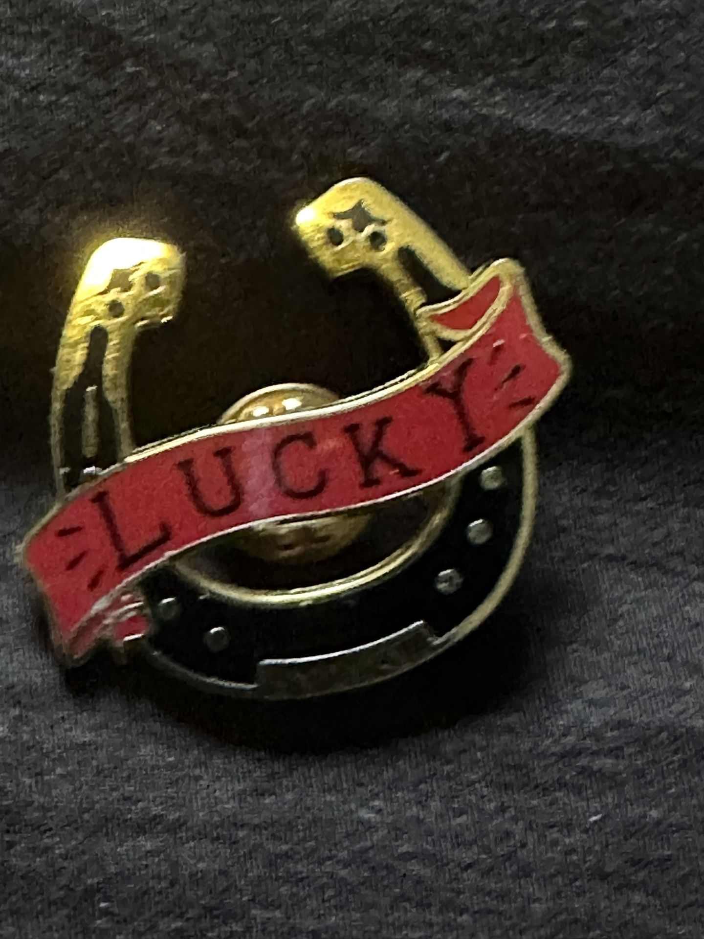 Lucky Pin Gold/black/red