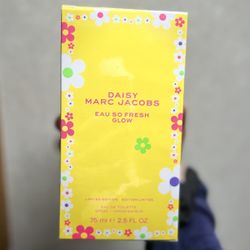 Daisy Marc Jacobs  “EAU SO FRESH GLOW” perfume