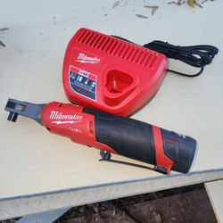 Milwaukee 12v ratchet 3/8 used Good Condition. Batt&Charger Included. Firm Price/precio Firme 🛑 