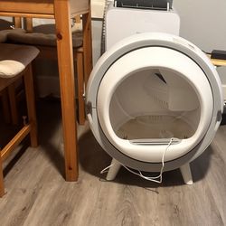 Self cleaning litter box