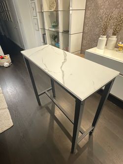 Tall. White/Marble Table