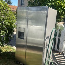 Free Whirlpool Fridge Good Working Condition (First come First Serve 