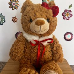 MARY MEYERS SITTING TEDDY BEAR WITH SEEN IN EYE LASHES. SHEIS A SITTING PLUSH BEAR! NEW CONDITION