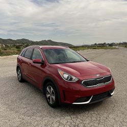 2017 Kia Niro Hybrid – 70 k mi – $8,500