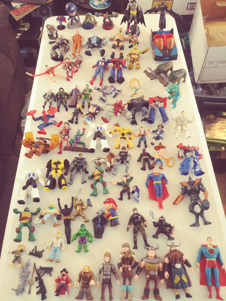 LARGE COLLECTION OF TOY ACTION FIGURES