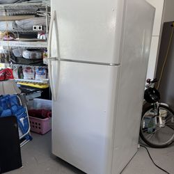 20 cu ft Kenmore, White Refrigerator, In Perfect Working Condition