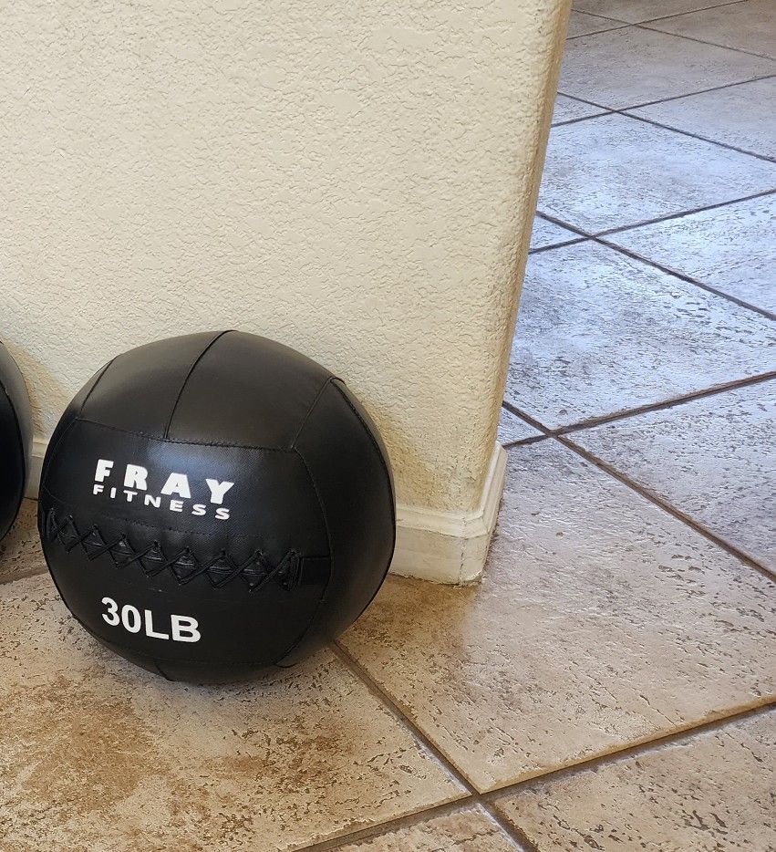 NEW Wall Ball 30lbs / Workout