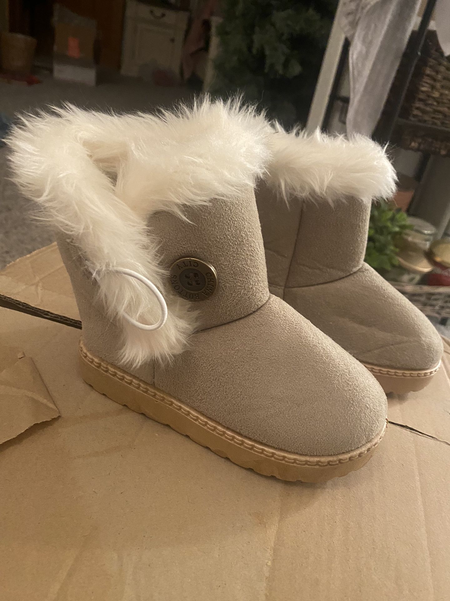 Brand New Little Girls Button Boots For Sale Size 9.5 Warm Cute Fuzzy 