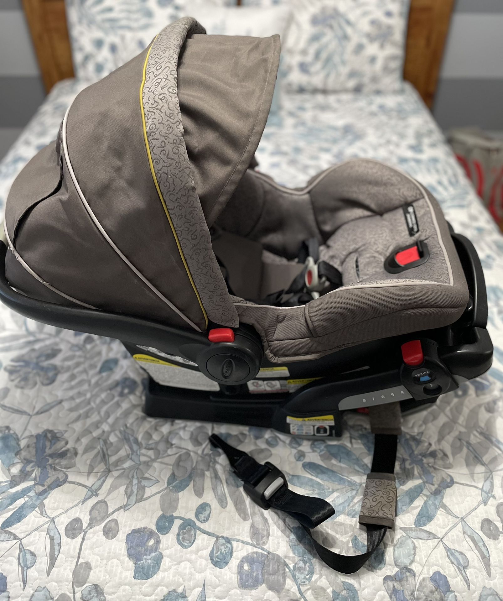 Graco Car Seat  With Base - Gray