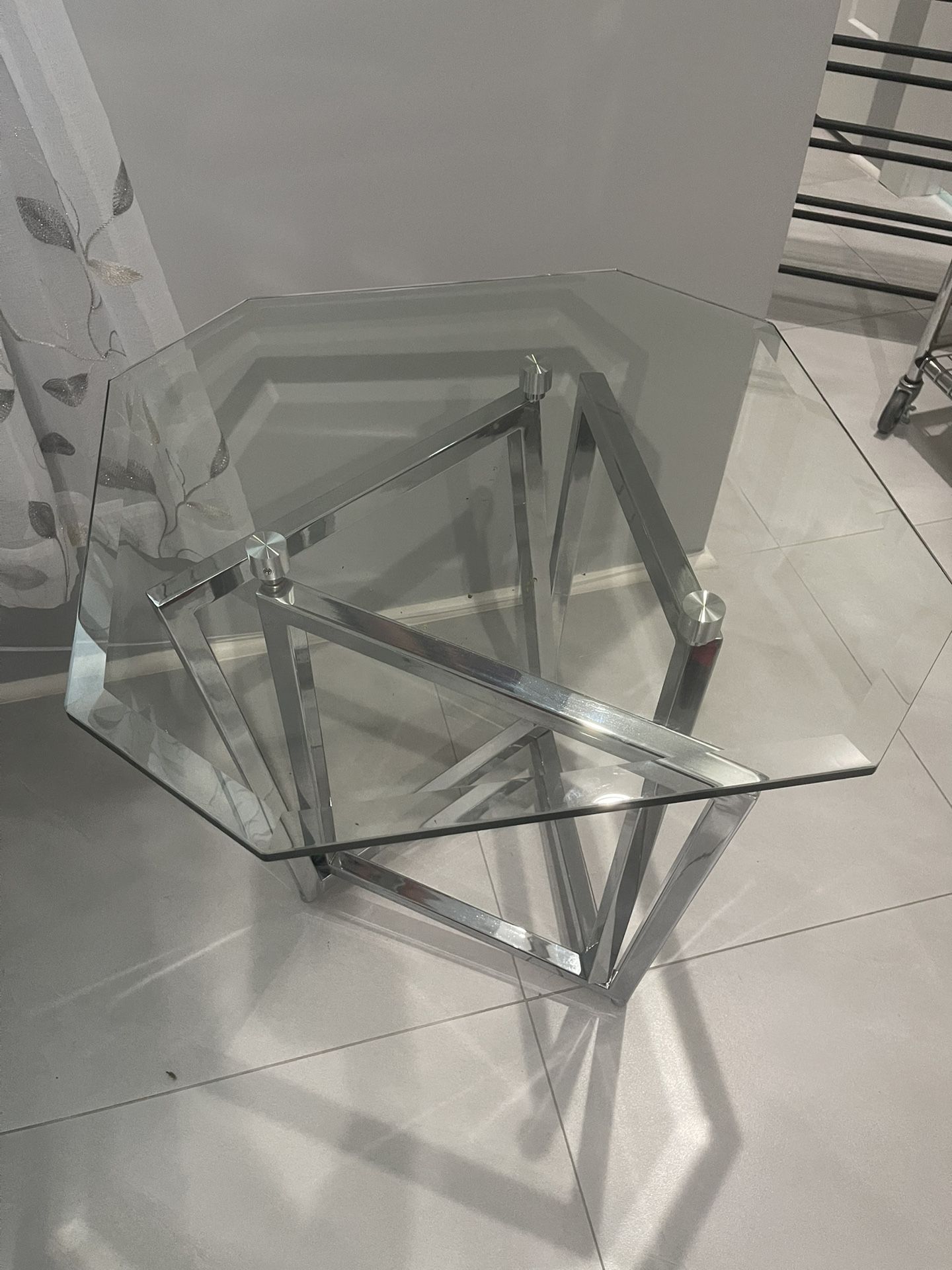 Modern contemporary, nice quality, one side table. Chrome and glass. Pick up in Jupiter