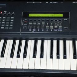 Yamaha SY85 Keyboard Piano Synth Sequencer MIDI with Case Manuals Disk