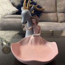 Girl’s Statue Sculpture 