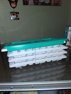 4 Ice cube trays, 1 lid