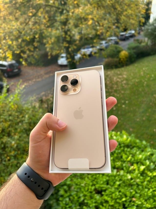 Apple iPhone 16 Pro Max Gold