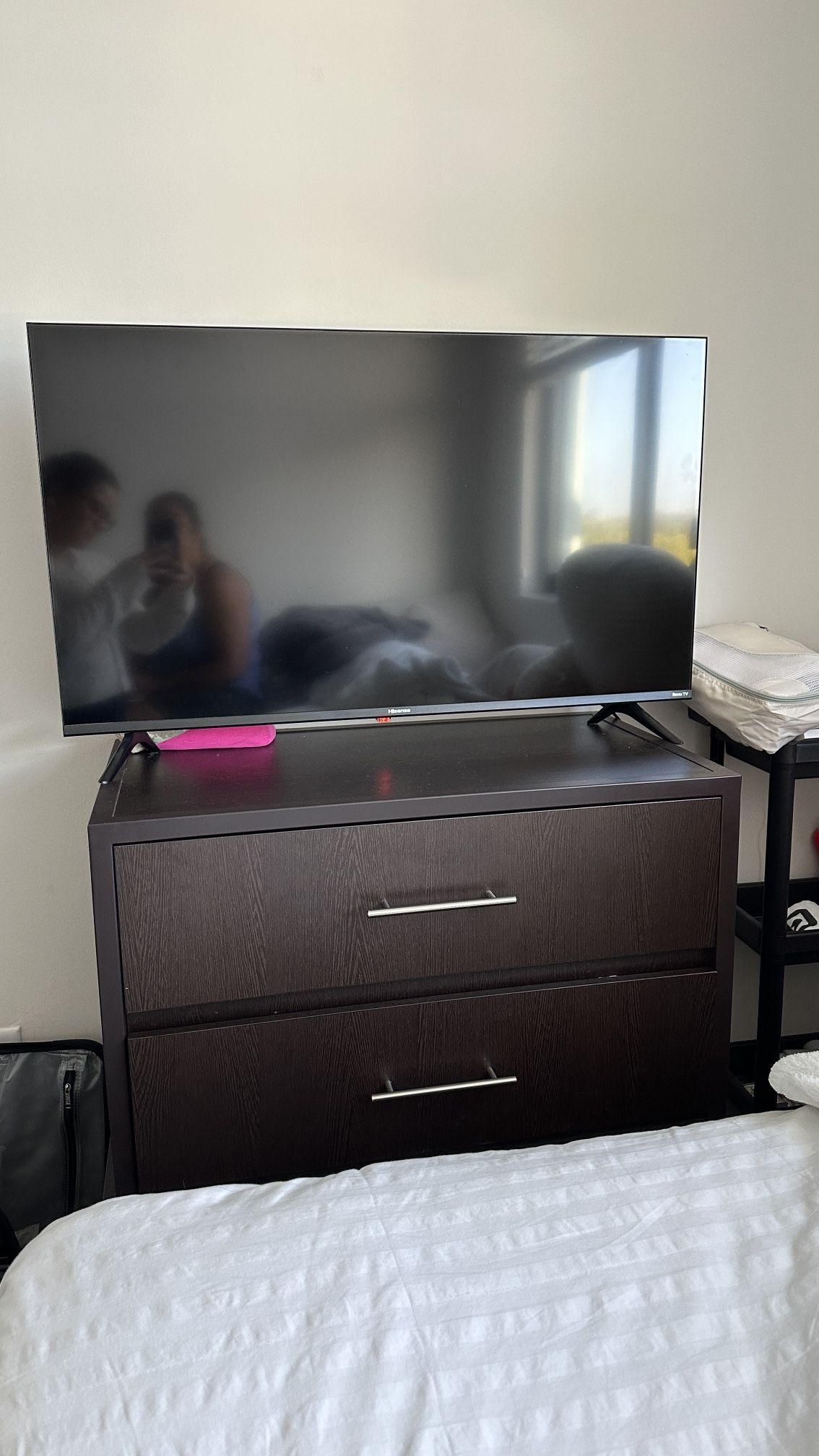 HISENSE TV 40” Roku Tv 