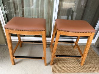 2 barstools