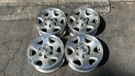 Toyota 4Runner pickup 15x6 inch wheels 6 lug with caps