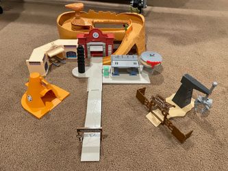 Disney Pixar Cars - 2 Complete Playsets