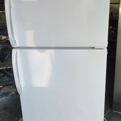 Very Clean! White Magic Chef Freezer-on-Top Refrigerator!