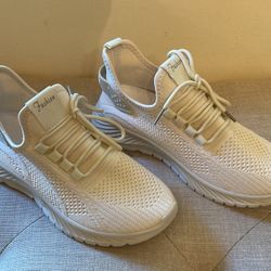 Women’s Sneakers Size 7