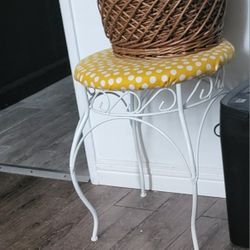  Very Clean And Sturdy White Stool For A Vanity , Desk Or  Stool For Make-Up Table Great In Any Girls Room 
