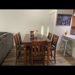 Kitchen Table & Chairs (6) Brown