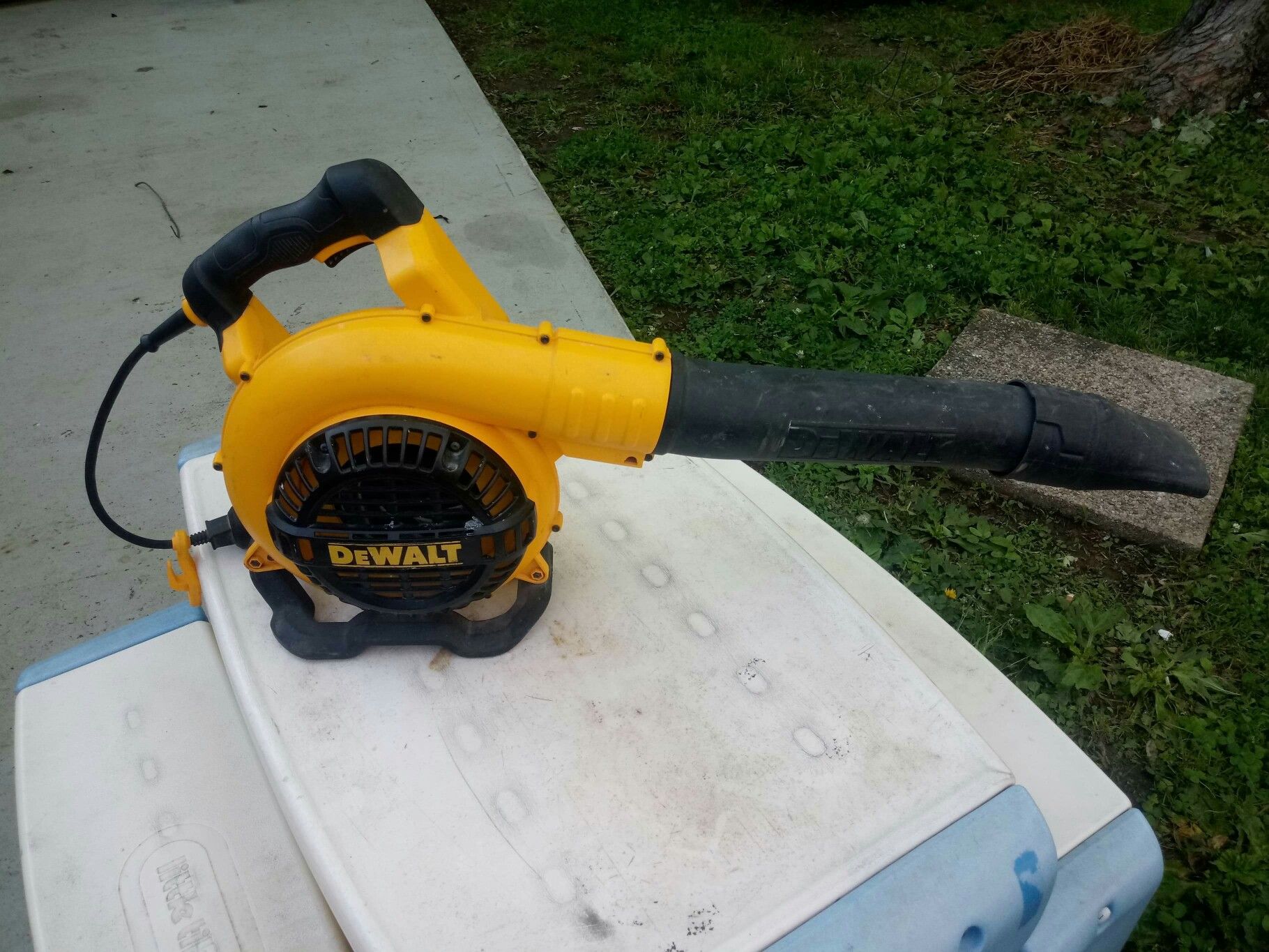 Barely Used Dewalt Electric Leaf Blower for Sale in Lancaster, OH OfferUp