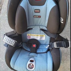 Britax sefesell car seat. Good Condition. It needs a little clean. The expiration date is 10 years from the date of manufacture (2028). 