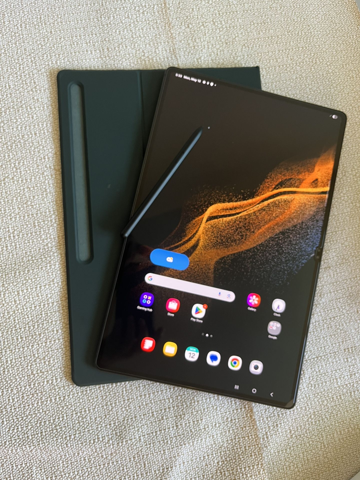 Samsung Galaxy Tab S8 Ultra (2022 Model) 256gb with keyboard, case & Stylus Pen 