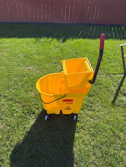 Rubbermaid Commercial Mop Bucket with Wringer