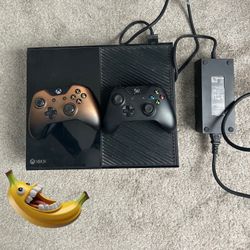Xbox One Used w/ 2 controllers