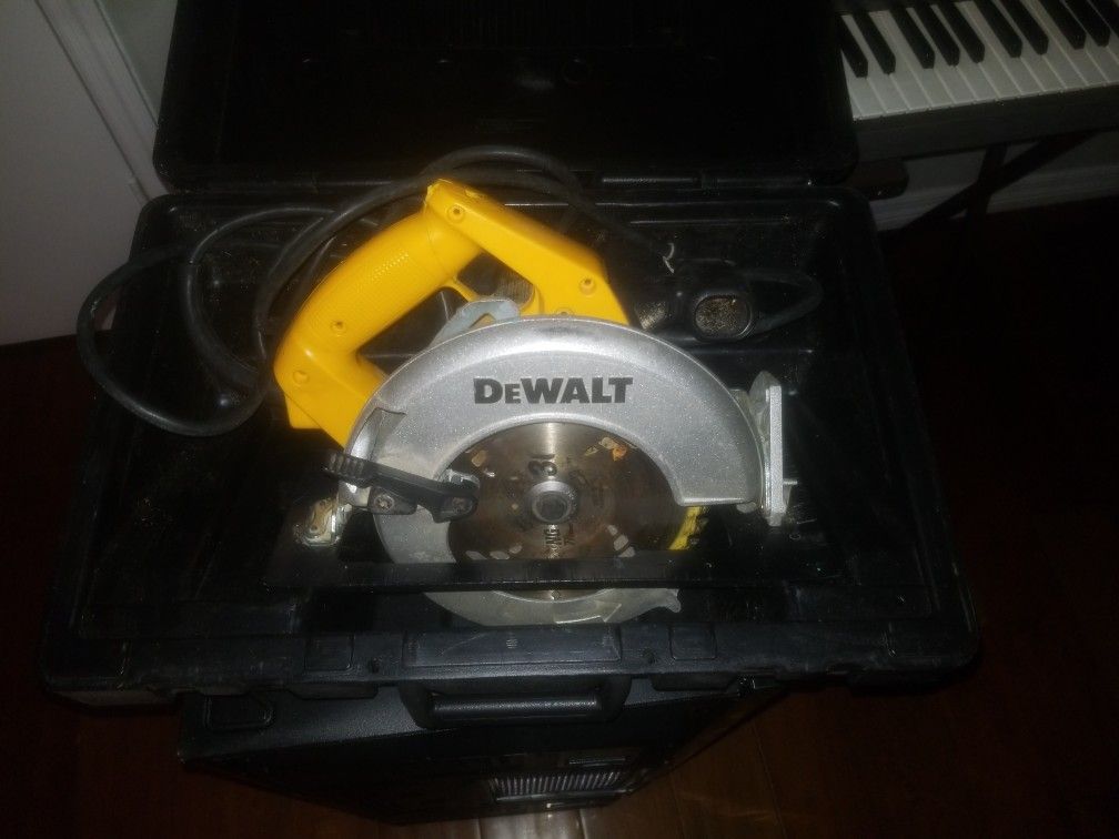 Saw DeWalt