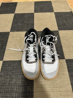 Men’s Size 10 Kyrie Flytrap 4