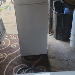 Refrigerator Kind Of A Smaller One Not Real Tall Works And Runs Great