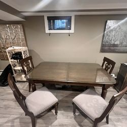 Beautiful Wooden Dining Table Seats 4-6 