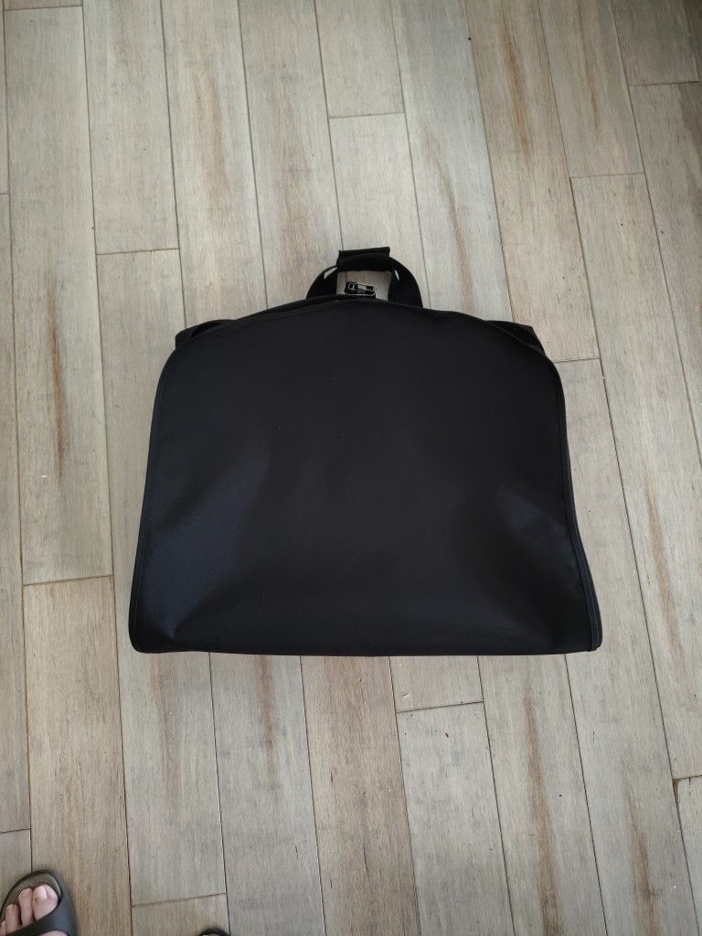 Wally Bags 42-in Garment Bag With Accessory Pocket -  WallyLock, Durable, Lightweight, Water Repellent, Full-length Zipper