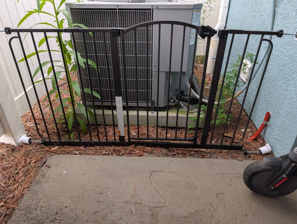 Regalo Extra Wide Metal Safety Gate