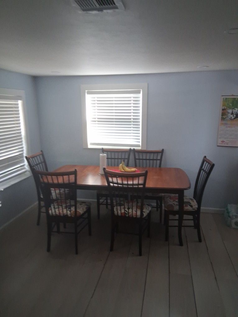 Kitchen TABLE AND CHAIRS
