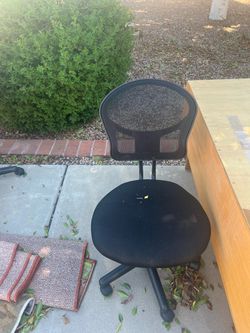 4 free used office chairs