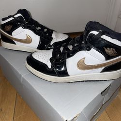 Jordan 1 Mid SE black and gold