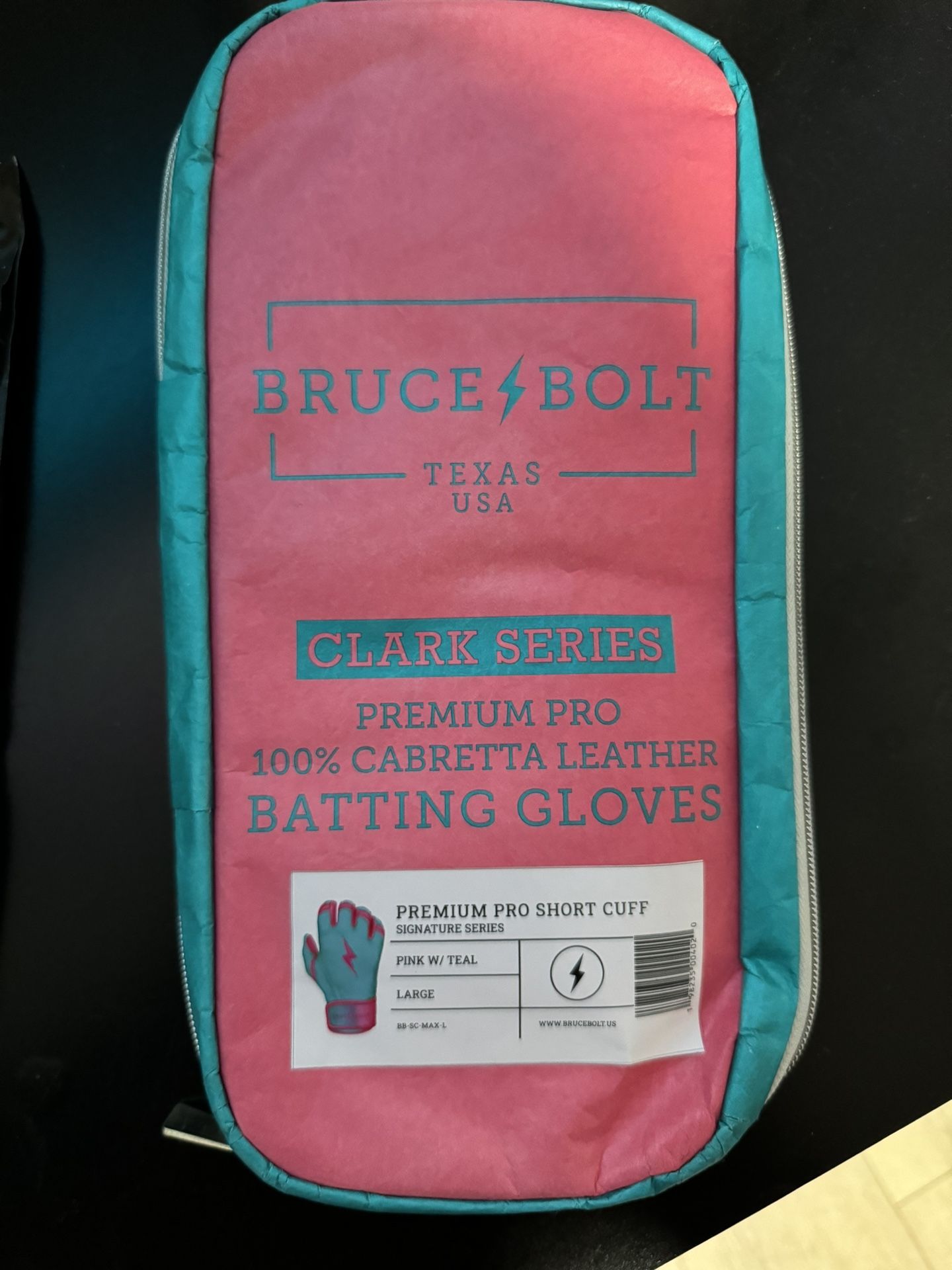 Bruce Bolts (Max Clark), Large